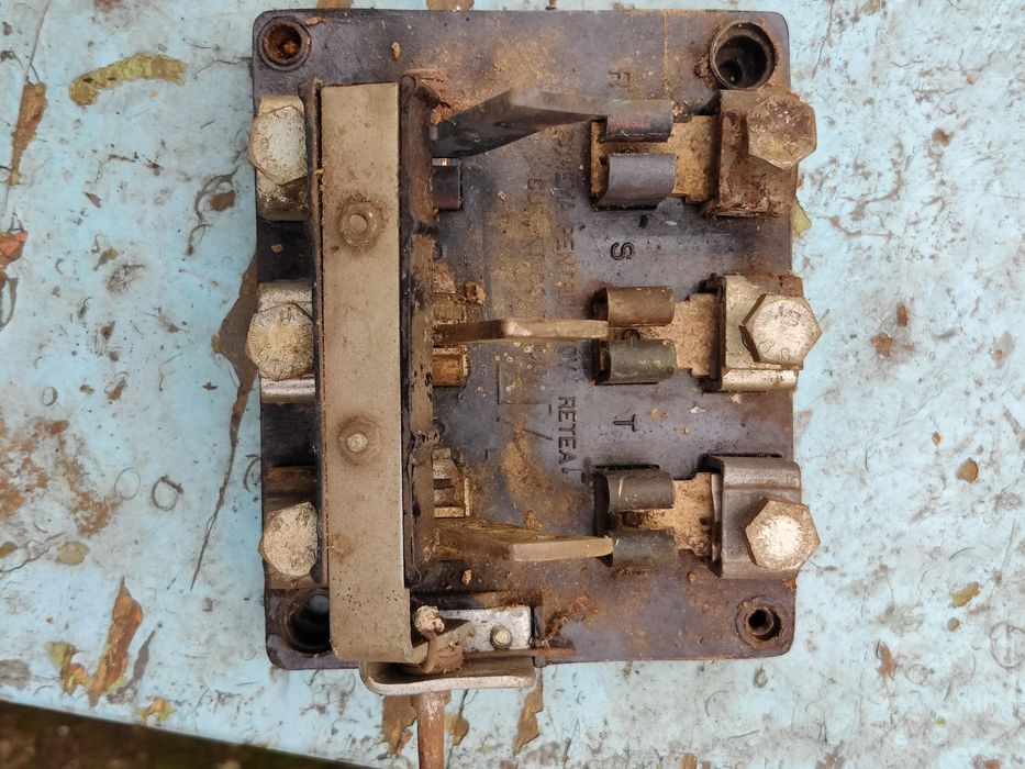 Vând comutator trifazic 100A - 440V.