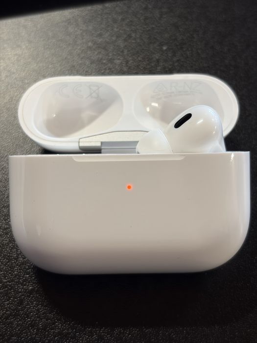 Airpods Pro 2 Lightning с проблем в дясна слушалка