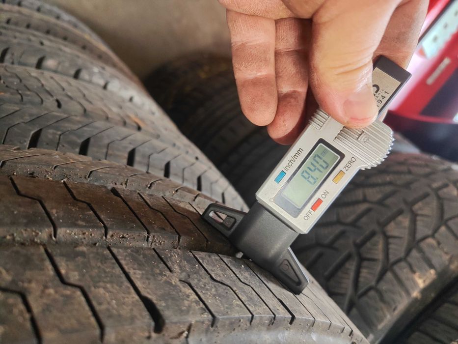 4бр.летни гуми 215/65/15C Continental