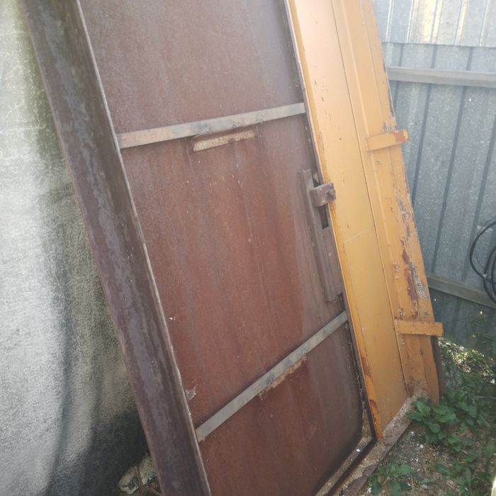 Продам металлическую дверь
