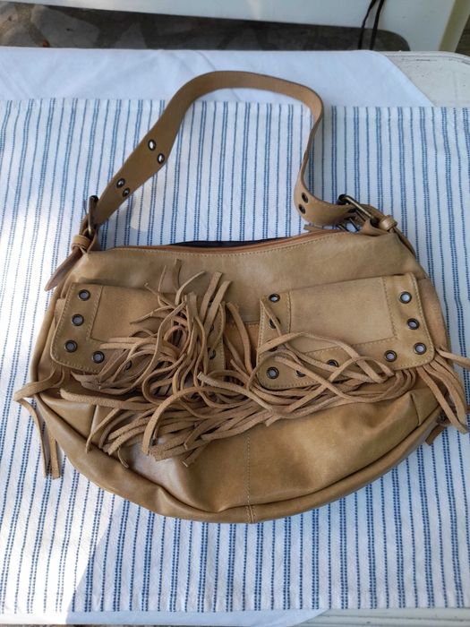 велурени боти и бежова чанта