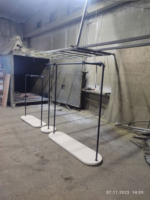 Рейлы с лдсп ,в магазин одежды.