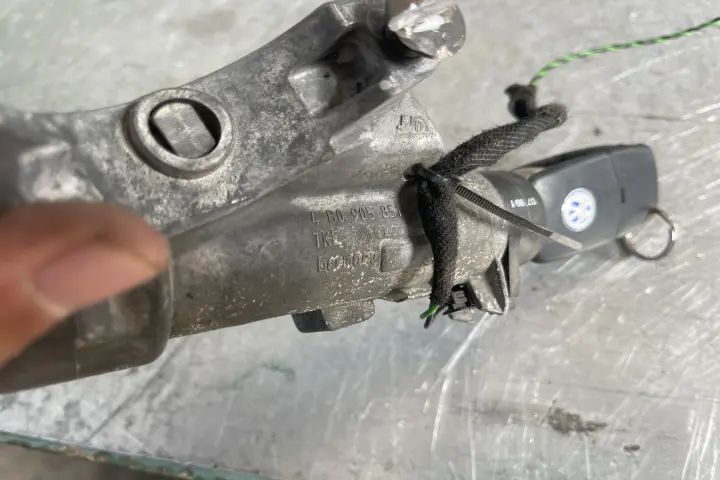 Contact cu cheie 4B0905851 / 4 B0 905 851 Volkswagen VW Passat 2000