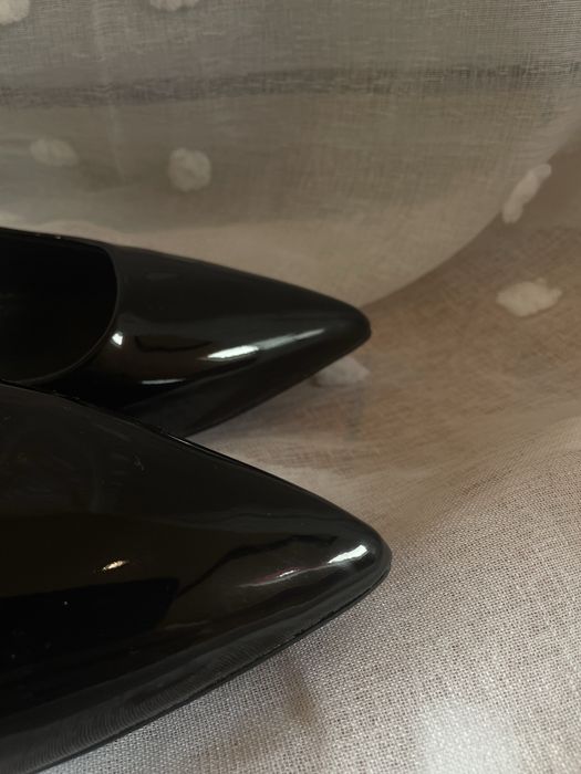 Елегантни черни лачени токчета