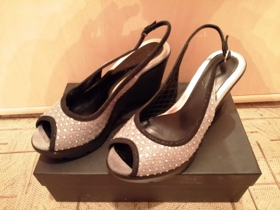 Босоножки нарядные