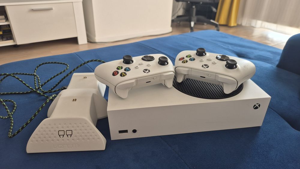 Vand Xbox Series S, statie de incarcare 2 controllere si cu acumulatori reincarcabili