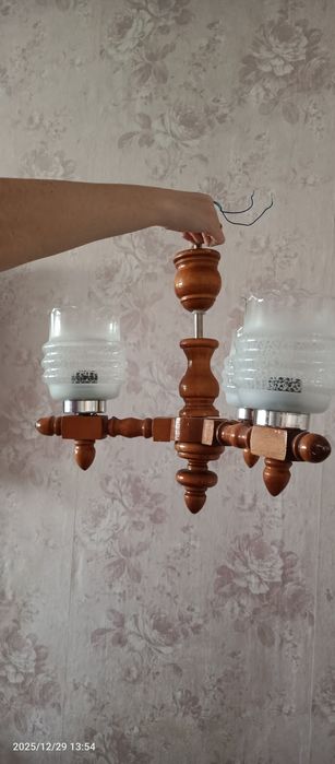 Отдам люстру деревянную