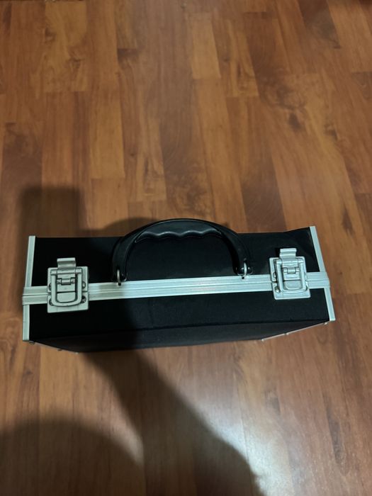 Servieta geanta 30 cm lungime 20 cm latime si 10 cm grosime