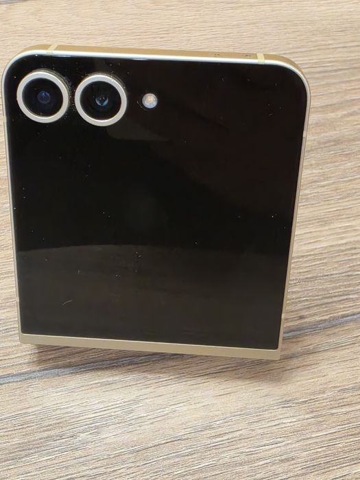 Samsung Galaxy Z flip 6 Gold