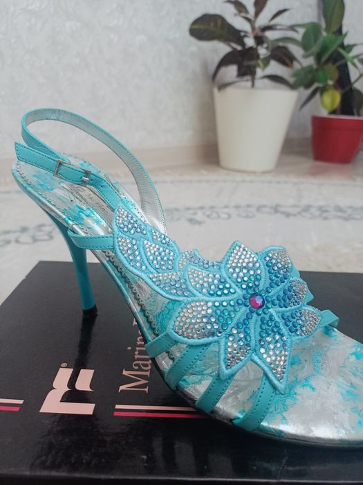 Продам босоножки