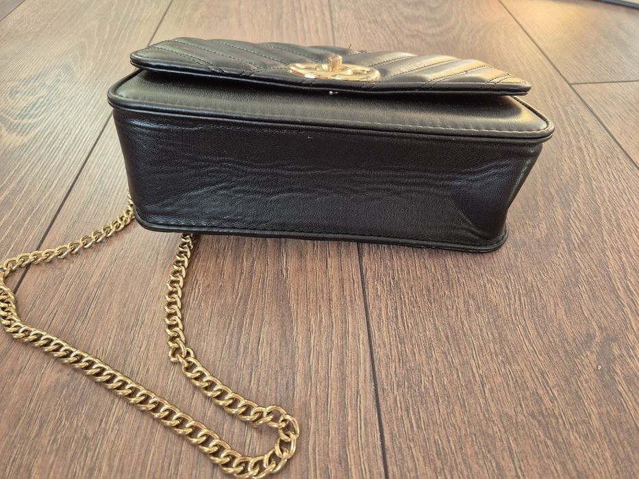 Малка черна чанта