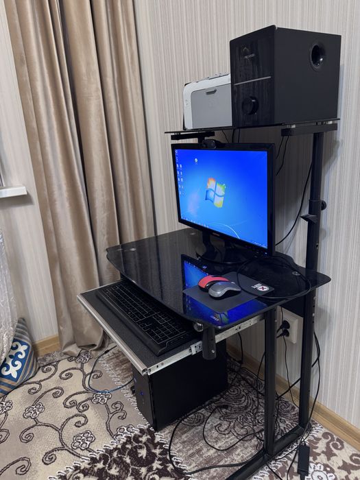 Компьютер Самсунг в комплекте со столом