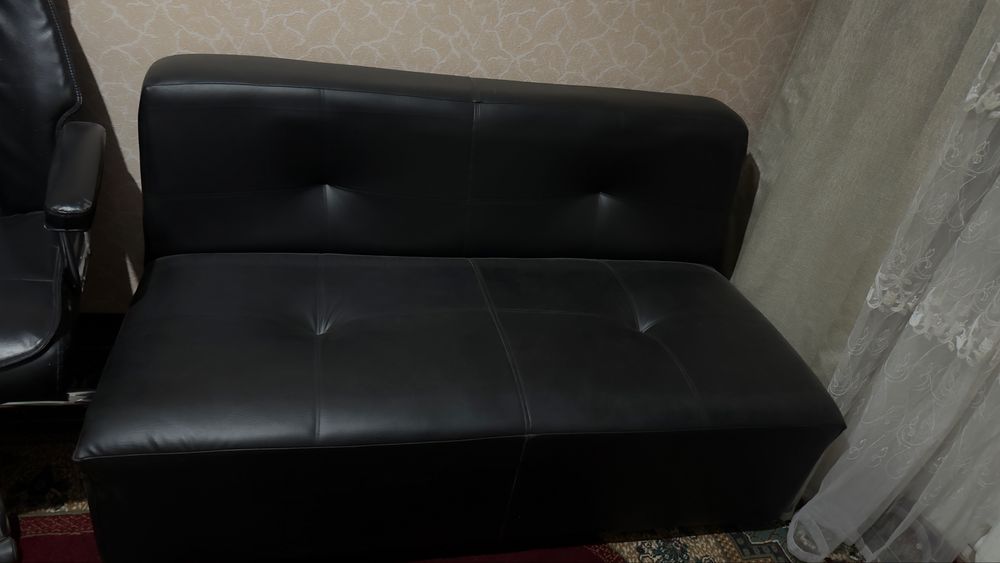 Продаю диван черный кожанный