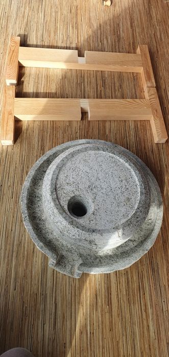 Голяма ръчна каменна мелница