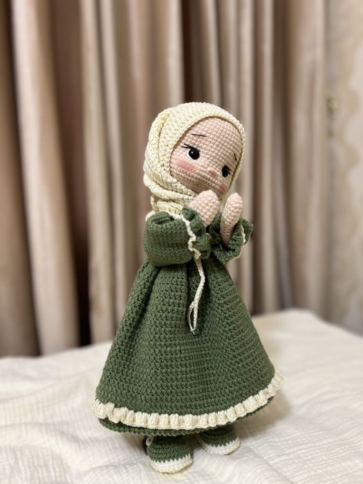 Вязаная кукла ручной работы