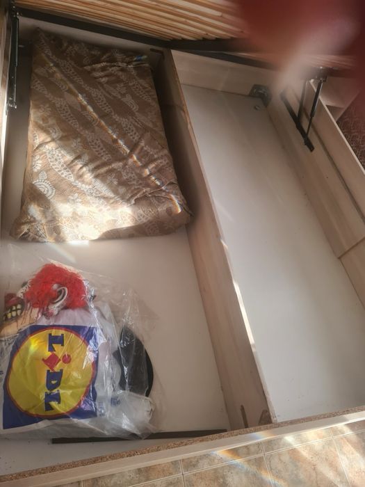 Спалня с матрак и две нощни шкафчета