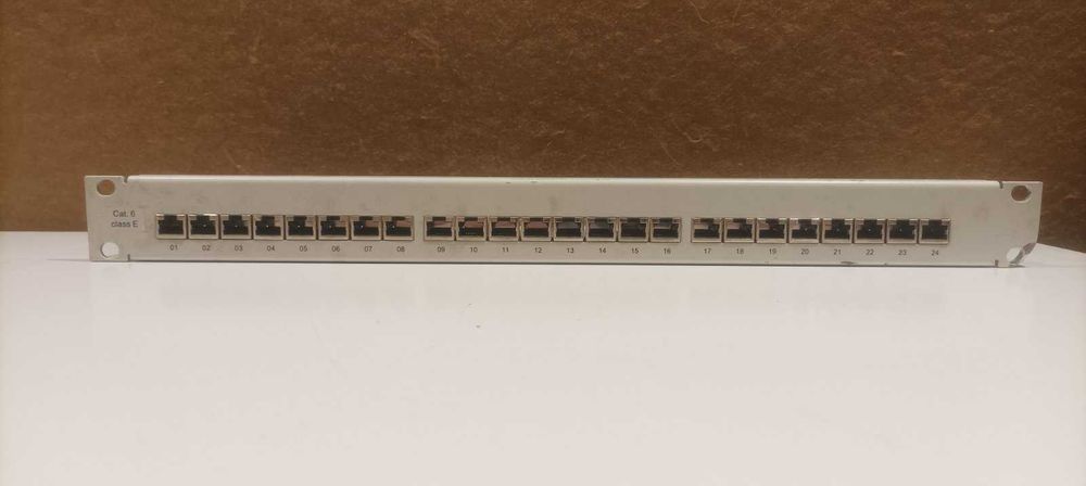 Patch панел с 24 порта - Cat 6 и Cat 5