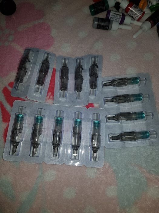 Vand 2 mașini de tatuat cu toate accesoriile necesare.