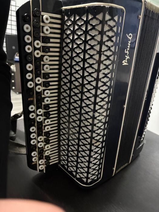 Баян,Рубин. Цена:180000 можно поговорится