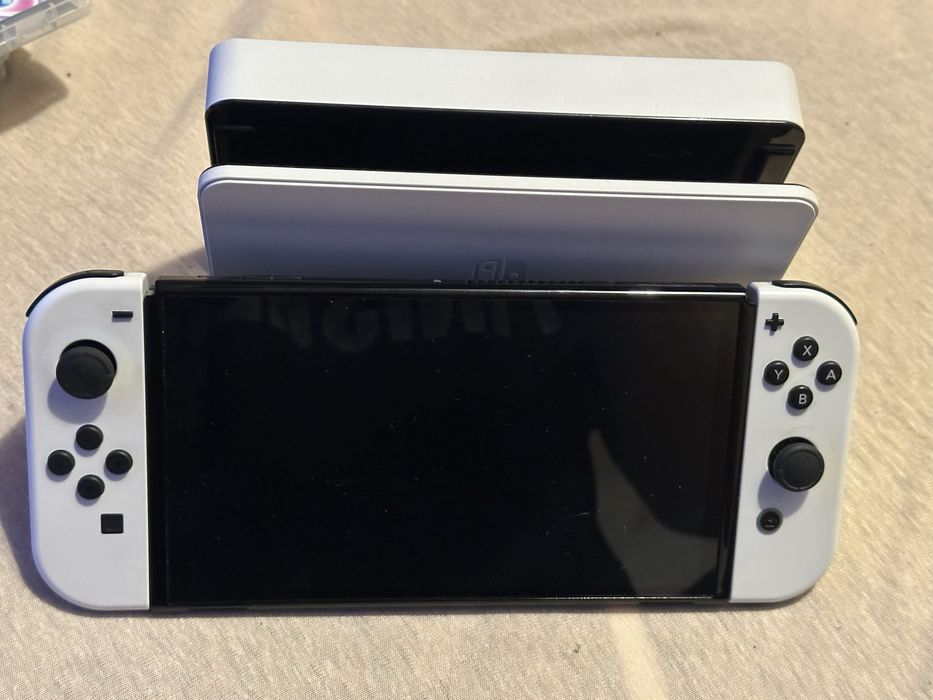 Nintendo Switch OLED– Stare excelentă + Accesorii originale
