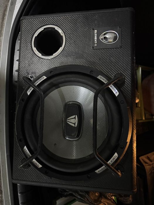 автомобильный сабвуфер Element-5 (12”) с встроенным усилителем.