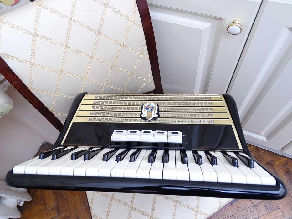 Много запазен стар акордеон Велтмайстер 60 баса