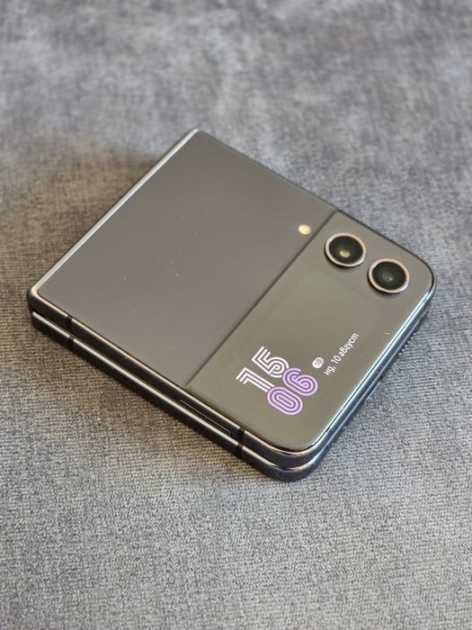 Samsung Galaxy Z Flip 4 – 256GB, Graphite