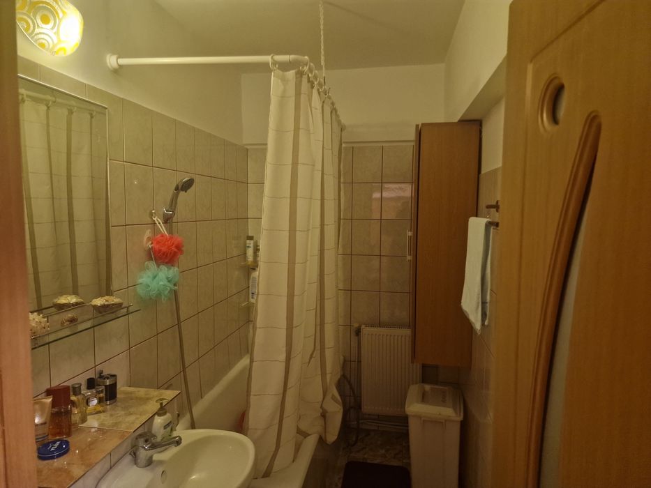 Ap 3 cam,scoala nr.10,la cheie,decomandat,pod,central, balcon,etaj4