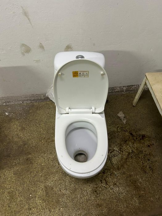 Продам 2 унитаза