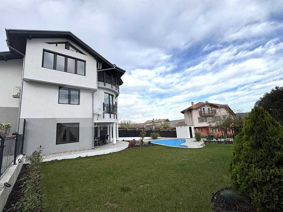 Просторна къща с басейн в село Рогачево