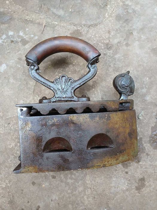 Стара ютия на жар