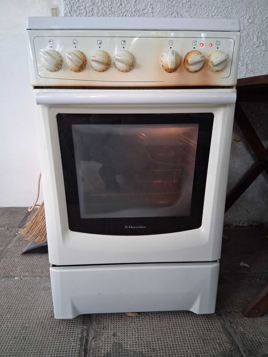 Продавам печка Electrolux с керамичен плот