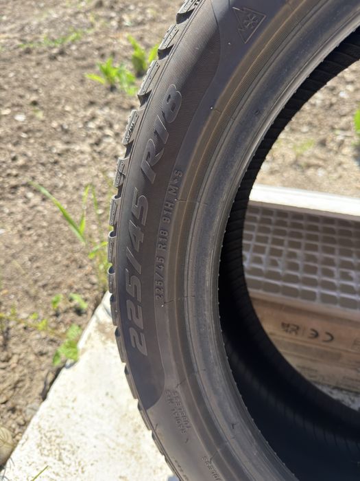 2 anvelope Pirelli Sottozero 3, iarna, 225/45/18, DOT 2025