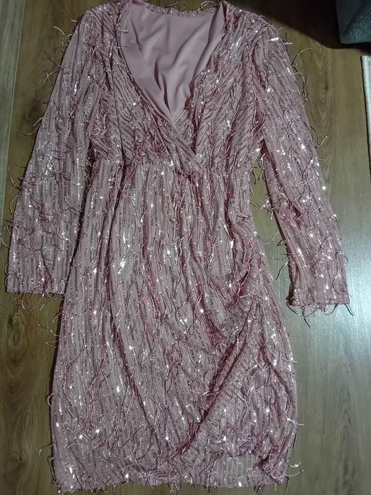 Vând  Costum de damă( fusta nouă),Geacă de iarnă ( purtată de câteva ori), rochie neagră (nouă), rochie roz pudră ( purtată doar o singură dată)