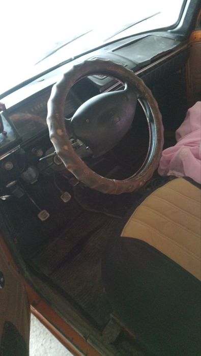 Москвич 412 yurib turibdi. Matan balonda.