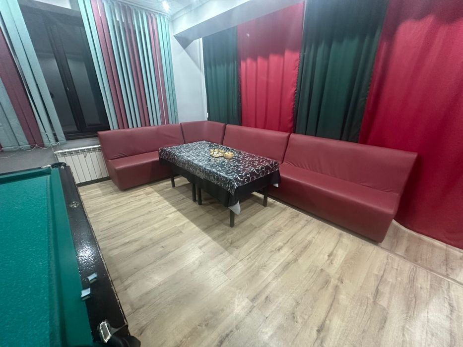 Бильярдные столы , диваны