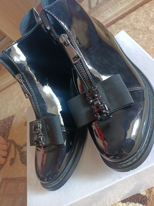 Продам ботинки женские