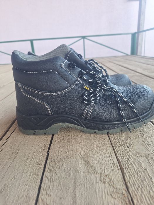 Рабочие ботинки и сапоги новые