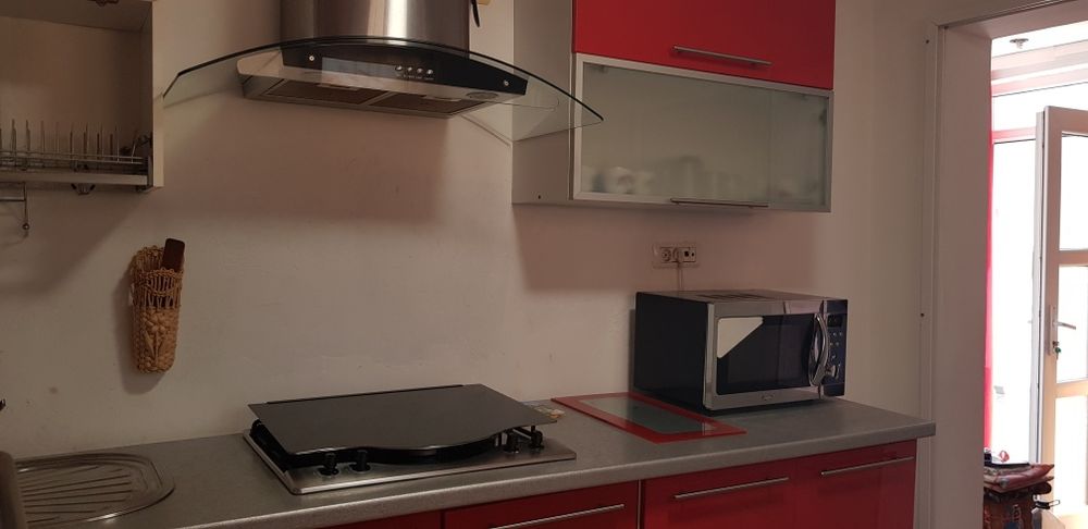 Inchiriere garsoniera decomandata la  casa cu curte  si garaj interior