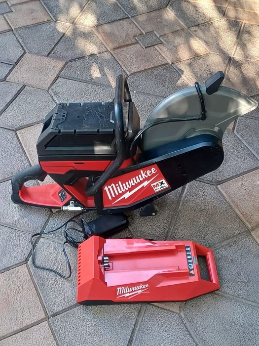 Drujba de tăiat asfalt, beton etc pe acuy MILWACKEE MXF COS 350 că nou