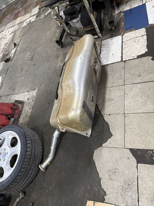 Бензобак на мерседес 140