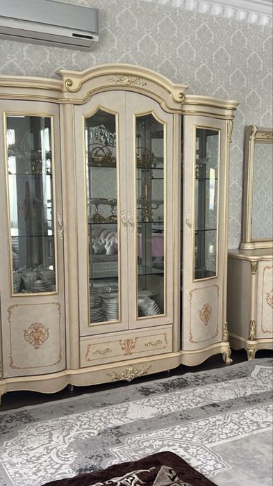 Продается витрина, сервант, зеркало