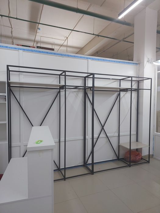 Рейлы для одежды в бутик.