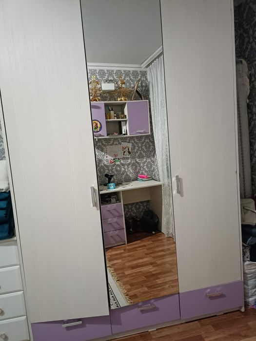 Продам шкаф ,3 х дверный с зеркалом , и выдвижными ящиками
