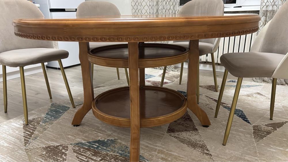 Деревянный стол со стульями