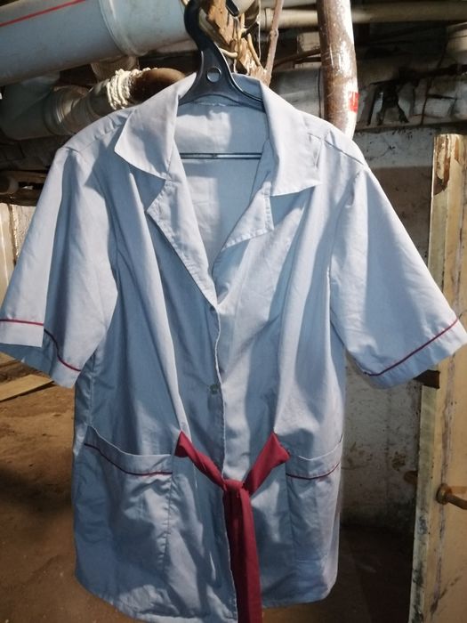 Медицинский халат и халат уборщицы