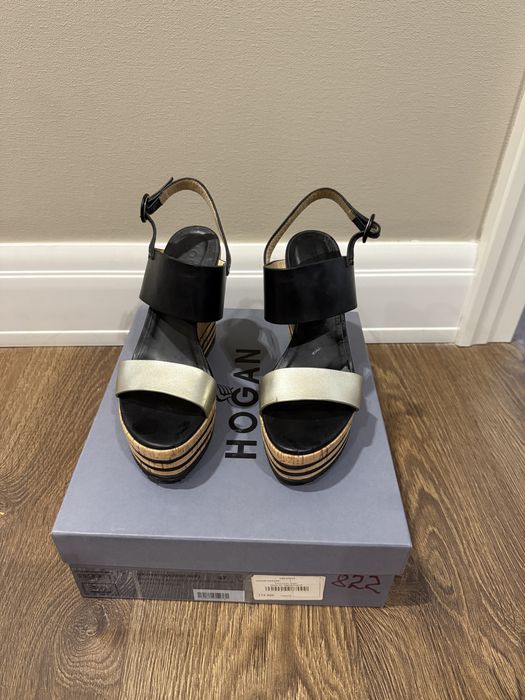 Босоножки на танкетке