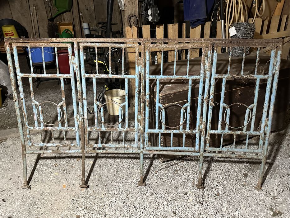 Vând 4 panouri gard metalic vechi – 202 × 122 cm