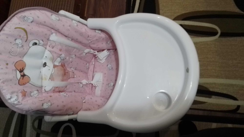 Продавам бебешко корито за къпане комплект и столче за хранене.