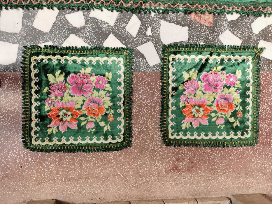 Carpeta de perete cu doua fete de perna